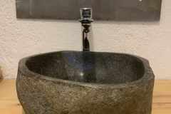 Steinwaschbecken und Armatur
