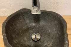 Steinwaschbecken und Armatur