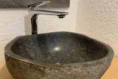 Steinwaschbecken und Armatur